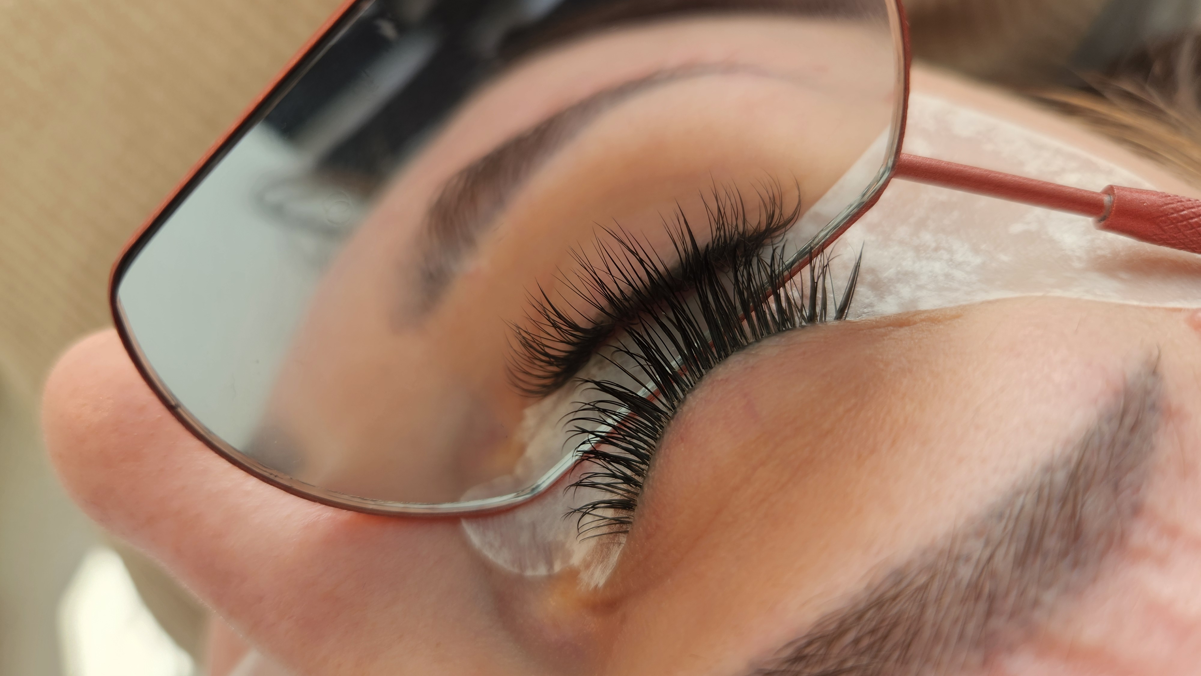 Efekt profesjonalnej laminacji i geometrii brwi w Skin Lab